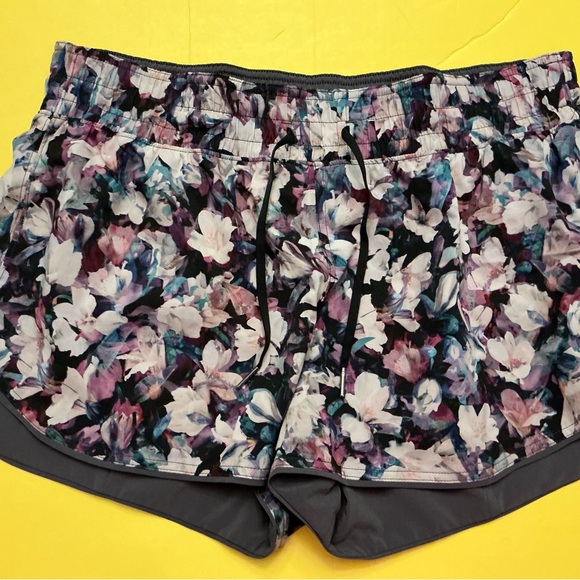 Lululemon Choose A Side reversible shorts sz 12 - Picture 2 of 6